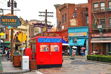 OSAKA, JP - 7 Nisan - New York temalı çeşitli komşu bina cepheleri 7 Nisan 2017 tarihinde Osaka, Japonya 'da Universal Studios Japonya' da.
