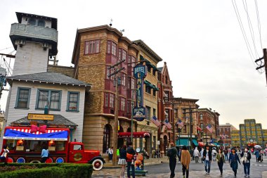 OSAKA, JP - 7 Nisan - New York temalı çeşitli komşu bina cepheleri 7 Nisan 2017 tarihinde Osaka, Japonya 'da Universal Studios Japonya' da.