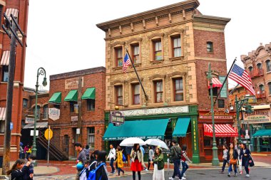 OSAKA, JP - 7 Nisan - New York temalı çeşitli komşu bina cepheleri 7 Nisan 2017 tarihinde Osaka, Japonya 'da Universal Studios Japonya' da.