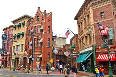 OSAKA, JP - 7 Nisan - New York temalı çeşitli komşu bina cepheleri 7 Nisan 2017 tarihinde Osaka, Japonya 'da Universal Studios Japonya' da.