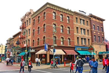 OSAKA, JP - 7 Nisan - New York temalı çeşitli komşu bina cepheleri 7 Nisan 2017 tarihinde Osaka, Japonya 'da Universal Studios Japonya' da.