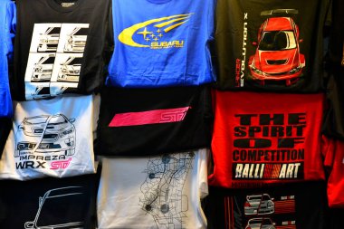 Pasay, PH - 19 Mayıs - 19 Mayıs 2018 tarihinde Pasay, Filipinler 'de Trans Sport Show' da çeşitli araba gömleği tasarımı.