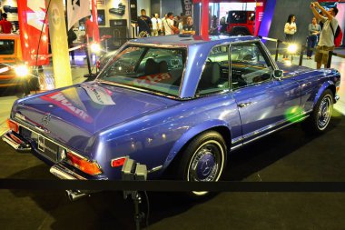 Pasay, PH - 19 Mayıs - Mercedes Benz 250 sl Trans Sport Show 'da 19 Mayıs 2018 Pasay, Filipinler.