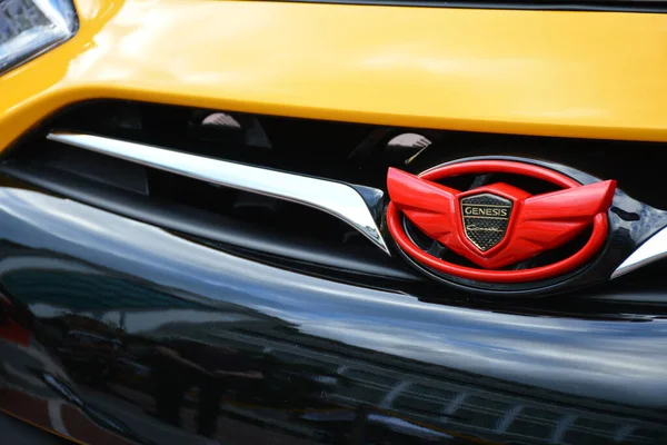 MANILA, PH - NOVEMBER 10 - 10 Kasım 2018 tarihinde Filipinler, Manila 'da TransKnight taşıma gösterisinde Hyundai Genesis coupe amblemi.