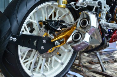 PASIG, PH-17 - Yamaha motosiklet tekerleği ve Vapin Wheels araba fuarında egzoz borusu 17 Kasım 2018 Pasig, Filipinler.