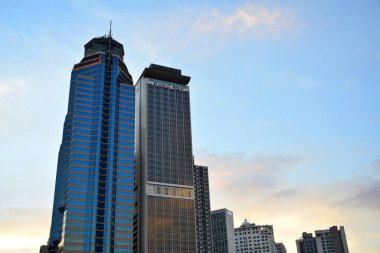 PASIG, PH - NOV 17 - 17 Kasım 2018 tarihinde Filipinler 'in Pasig kentinde sendika ve Marco Polo binası cepheleri.