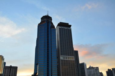 PASIG, PH - NOV 17 - 17 Kasım 2018 tarihinde Filipinler 'in Pasig kentinde sendika ve Marco Polo binası cepheleri.