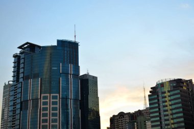 PASIG, PH - NOV 17 - 17 Kasım 2018 'de Pasig, Filipinler' de bir şirket binası cephesi.