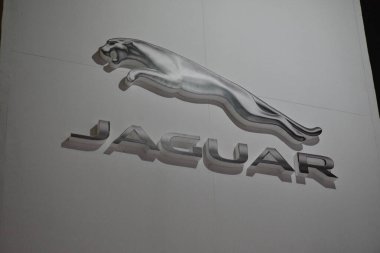 PAsay, PH - 27 Ekim 2018 'de Filipin Uluslararası Otomobil Fuarı' nda Jaguar tabelası.