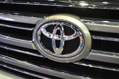 PAsay, PH - OCT 27 - Filipin Uluslararası Motor Fuarı 'nda Toyota kara kruvazörü amblemi 27 Ekim 2018, Pasay, Filipinler.