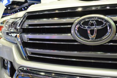 PAsay, PH - OCT 27 - Filipin Uluslararası Motor Fuarı 'nda Toyota kara kruvazörü amblemi 27 Ekim 2018, Pasay, Filipinler.