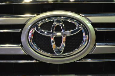 PAsay, PH - OCT 27 - Filipin Uluslararası Motor Fuarı 'nda Toyota kara kruvazörü amblemi 27 Ekim 2018, Pasay, Filipinler.