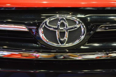 PAsay, PH - OCT 27 - Filipin Uluslararası Otomobil Fuarı 'nda Toyota innova amblemi 27 Ekim 2018, Pasay, Filipinler.