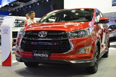 PAsay, PH - OCT 27 - Filipin Uluslararası Otomobil Fuarı 'nda Toyota innova 27 Ekim 2018, Pasay, Filipinler.
