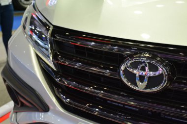 PAsay, PH - OCT 27 - Filipin Uluslararası Otomobil Fuarı 'nda Toyota acele amblemi 27 Ekim 2018, Pasay, Filipinler.