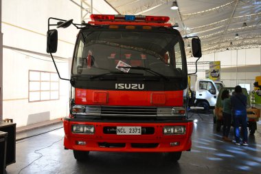 PASIG, PH - 18 Mayıs - Isuzu itfaiye aracı 18 Mayıs 2019 tarihinde Pasig, Filipinler 'de yeniden inşa edilen 1..
