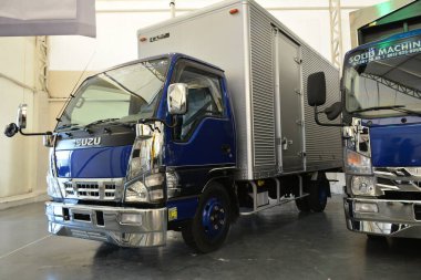PASIG, PH - 18 Mayıs - Isuzu dağıtım kamyonu 1. U Trip Kamyon Gösterisinde 18 Mayıs 2019 tarihinde Pasig, Filipinler 'de yeniden inşa edildi.