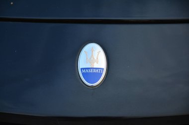 QUEZON CITY, PH - APR 13 - 13 Nisan 2019 'da Quezon City, Filipinler' de Rev up araba fuarında Siyah Maserati amblemi.