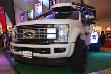 Pasay, PH - APR 7 - Ford F350 süper görev teslimatı 7 Nisan 2019 tarihinde Pasay, Filipinler 'de Manila Uluslararası Otomobil Fuarı' nda.