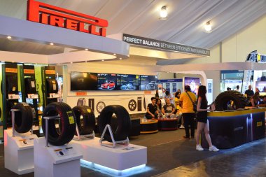 Pasay, PH - APR 7 - Pirelli 7 Nisan 2019 'da Filipinler' in Pasay kentinde Manila Uluslararası Otomobil Fuarı 'nda lastik tabelaları ve standı.