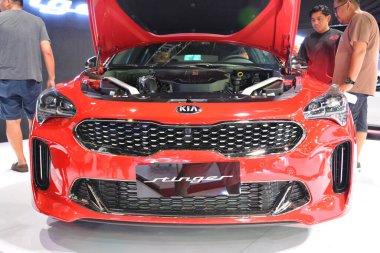Pasay, PH-7 - 7 Nisan 2019 'da Filipinler' in Pasay kentinde düzenlenen Manila Uluslararası Otomobil Fuarı 'nda Kia stinger.