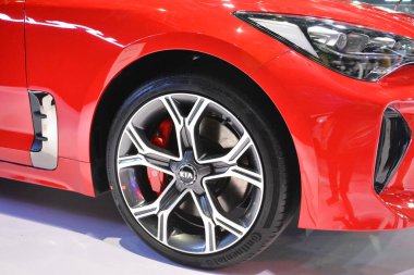 Pasay, PH - APR 7 - Manila Uluslararası Otomobil Fuarı 'nda Kia stinger wheel 7 Nisan 2019, Pasay, Filipinler.
