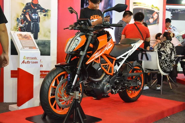 Pasay, PH - APR 7 - KTM Dük 390 motosiklet Manila Uluslararası Otomobil Fuarı 'nda 7 Nisan 2019, Pasay, Filipinler.