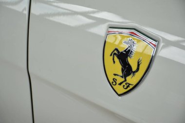 Pasay, PH-30 - Ferrari gtc4 lusso hatchback amblemi 30 Kasım 2018 tarihinde Pasay, Filipinler 'de.