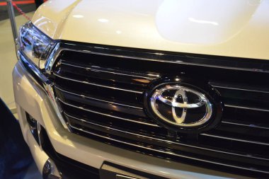 Pasay, PH - 30 Kasım 2018 'de Filipinler, Pasay' da Manila Oto Salon araba fuarında Toyota arazi kruvazörü amblemi.