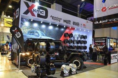 Pasay, PH - 30 Kasım 2018, Pasay, Filipinler - Manila Oto Salon araba fuarında KMC tekerlek standı.