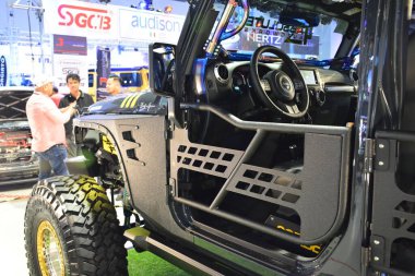 Pasay, PH - 30 Kasım 2018 'de Filipinler, Pasay' da Manila Oto Salon araba fuarında Jeep sürücüsü.