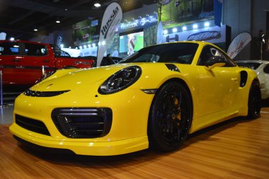 PAsay, PH - 30 Kasım 2018 'de Filipinler' in Pasay kentinde Manila Oto Salon araba fuarında Porsche spor otomobil.
