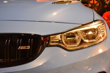 Pasay, PH - 30 Kasım 2018 'de Filipinler, Pasay' da Manila Oto Salon araba fuarında BMW araba farları.