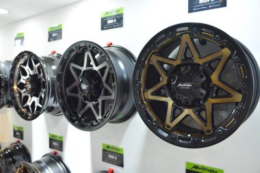 Pasay, PH - 30 Kasım 2018 'de Filipinler' deki Manila Oto Salon araba fuarında canavarlar off-road tekerlekleri.