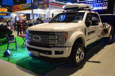 PAsay, PH - 30 NOV Ford F350 30 Kasım 2018 tarihinde Pasay, Filipinler 'de Manila Oto Salon araba fuarında süper görev aldı..