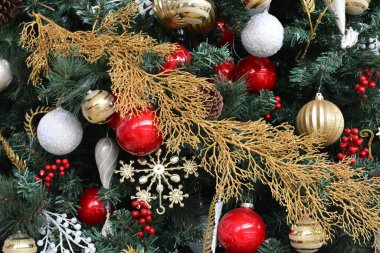 Pasay, Filipinler 'de asılı toplar ve kar taneleri gibi süsleri olan uzun Noel ağacı.