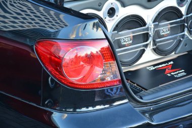 Pasay, PH - DEC 8 - Toyota corolla Bumper to Bumper araba fuarında hoparlörlü ses sistemi 8 Aralık 2018 tarihinde Pasay, Filipinler.