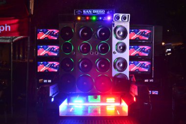 Pasay, PH-DEC 8 - 8 Aralık 2018 tarihinde Filipinler 'in Pasay kentinde Bumper' dan Bumper 'a araba fuarında araba hoparlörü ses sistemi.