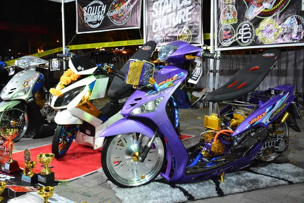 Pasay Dec 2018年12月8日在菲律宾帕萨伊举行的保险杠至保险杠车展上定制的摩托车 — 图库照片