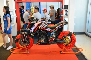 Pasay, PH - 24 Mart 2019 tarihinde Filipinler 'in Pasay kentinde gerçekleştirilen Inside Racing Motor Bisiklet Festivali ve Ticaret Fuarı' nda Ktm likörlü mol motosiklet.