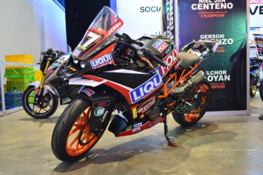 Pasay, PH - 24 Mart 2019 tarihinde Filipinler 'in Pasay kentinde gerçekleştirilen Inside Racing Motor Bisiklet Festivali ve Ticaret Fuarı' nda Ktm likörlü mol motosiklet.