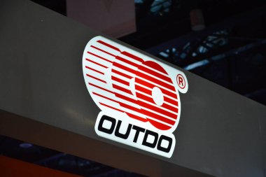 Pasay, PH - MAR 24 - 24 Mart 2019 tarihinde Pasay, Filipinler 'de Inside Racing Motor Bisiklet Festivali ve Ticaret Fuarı' nda motorsiklet aküsü tabelası.