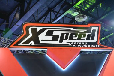 Pasay, PH - 24 Mart 2019 'da Pasay, Filipinler' de İç Yarış Motosiklet Festivali ve Ticaret Fuarı 'nda X hızlı motorsiklet jantları tabelası.