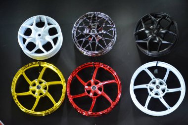 Pasay, PH - 24 Mart - 24 Mart 2019 tarihinde Pasay, Filipinler 'de İç Yarış Motosiklet Festivali ve Ticaret Fuarı' nda X hızlı motosiklet jantları.