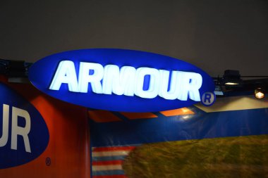 PAsay, PH - MAR 24 - 24 Mart 2019 tarihinde Pasay, Filipinler 'de İç Yarış Motosiklet Festivali ve Ticaret Fuarı' nda zırhlı motosiklet parçaları tabelaları ve standı.