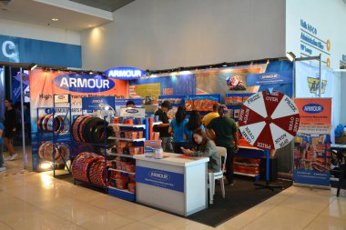 PAsay, PH - MAR 24 - 24 Mart 2019 tarihinde Pasay, Filipinler 'de İç Yarış Motosiklet Festivali ve Ticaret Fuarı' nda zırhlı motosiklet parçaları tabelaları ve standı.
