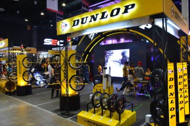 Pasay, PH - MAR 24 - Dunlop motosiklet lastikleri ve standı 24 Mart 2019 tarihinde Pasay, Filipinler 'de.
