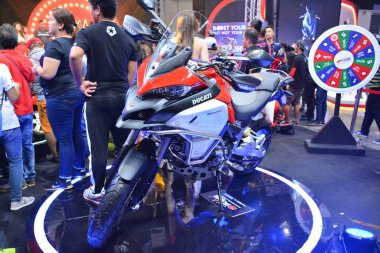 PAsay, PH - MAR 24 - Ducati multistrada 1200 enduro motosiklet 24 Mart 2019 tarihinde Filipinler 'in Pasay kentinde gerçekleştirildi..
