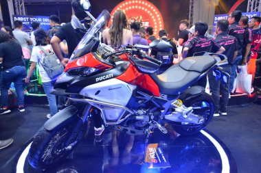 PAsay, PH - MAR 24 - Ducati multistrada 1200 enduro motosiklet 24 Mart 2019 tarihinde Filipinler 'in Pasay kentinde gerçekleştirildi..