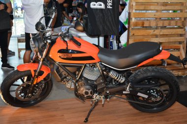 PAsay, PH - MAR 24 - Ducati 24 Mart 2019 'da Filipinler' in Pasay kentinde gerçekleştirilen Inside Racing Motor Bisiklet Festivali ve Ticaret Fuarı 'nda motosiklet kapma yarışı.